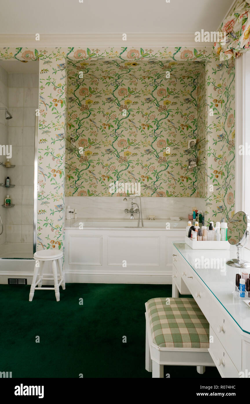 Edwardian bathroom with floral wallpaper Stock Photo