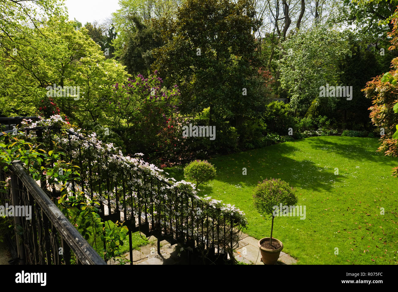 Black railings garden hires stock photography and images Alamy