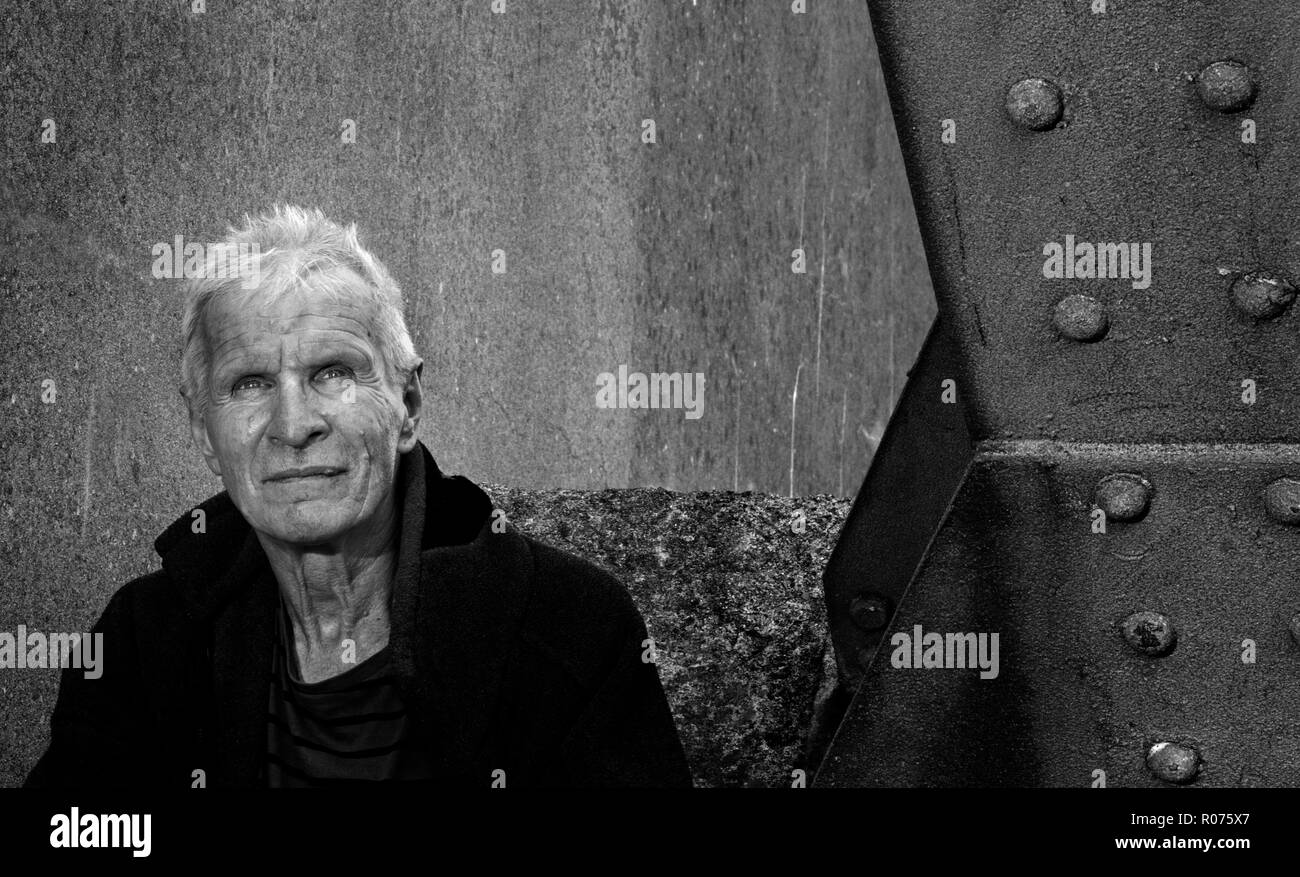 David Kemp, artist, at his cliff top studio in Cornwall Stock Photo