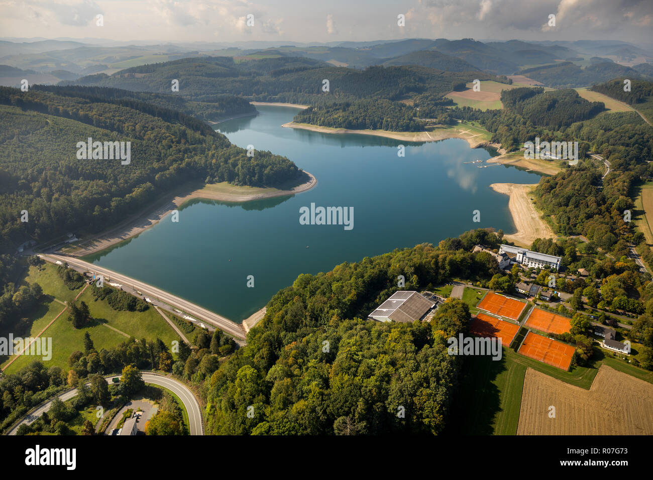 Aerial view, dam, Lake, Hennesee in the Sauerland-Rothaargebirge Nature Park dams the water of the hen, reservoir, Hennesee at low tide, Berghausen, M Stock Photo