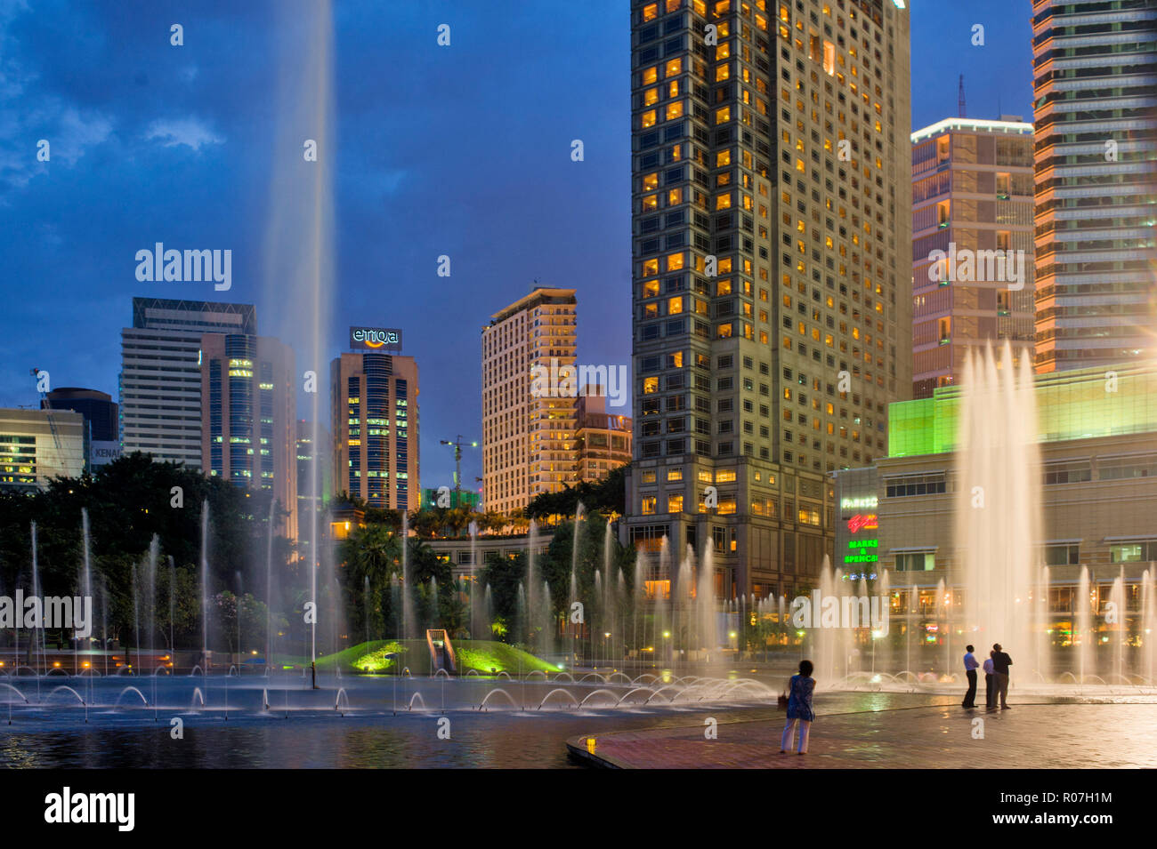 Malaysia, Kuala Lumpur, water jet in KLCC park Stock Photo Alamy