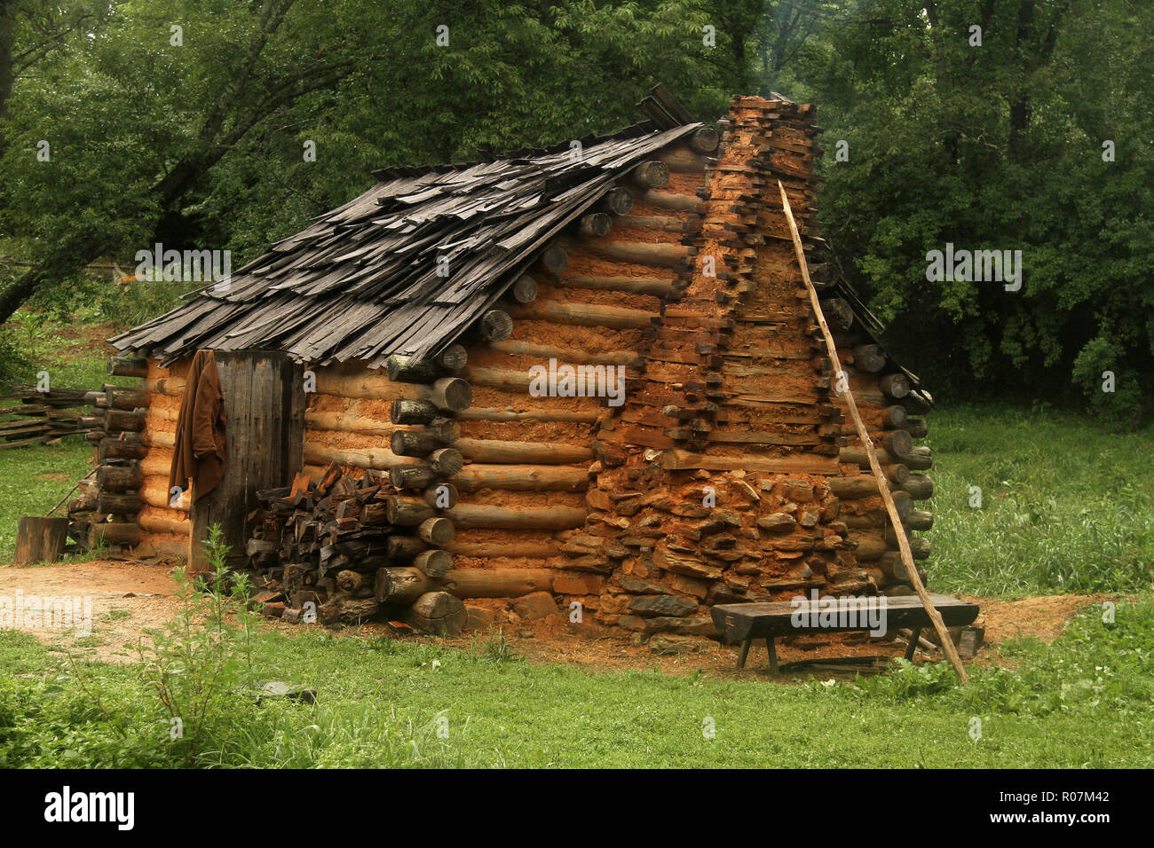 Simple small log house, historical structure from the 1700s displayed at  the Frontier Culture Museum in Staunton, VA, USA Stock Photo - Alamy, image size:1300x956