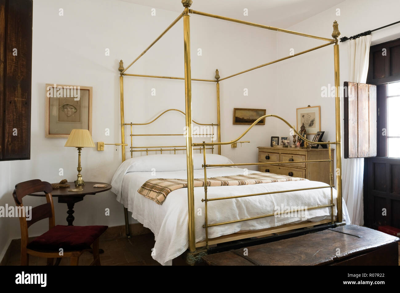 Gold bed four poster hi-res stock photography and images - Alamy
