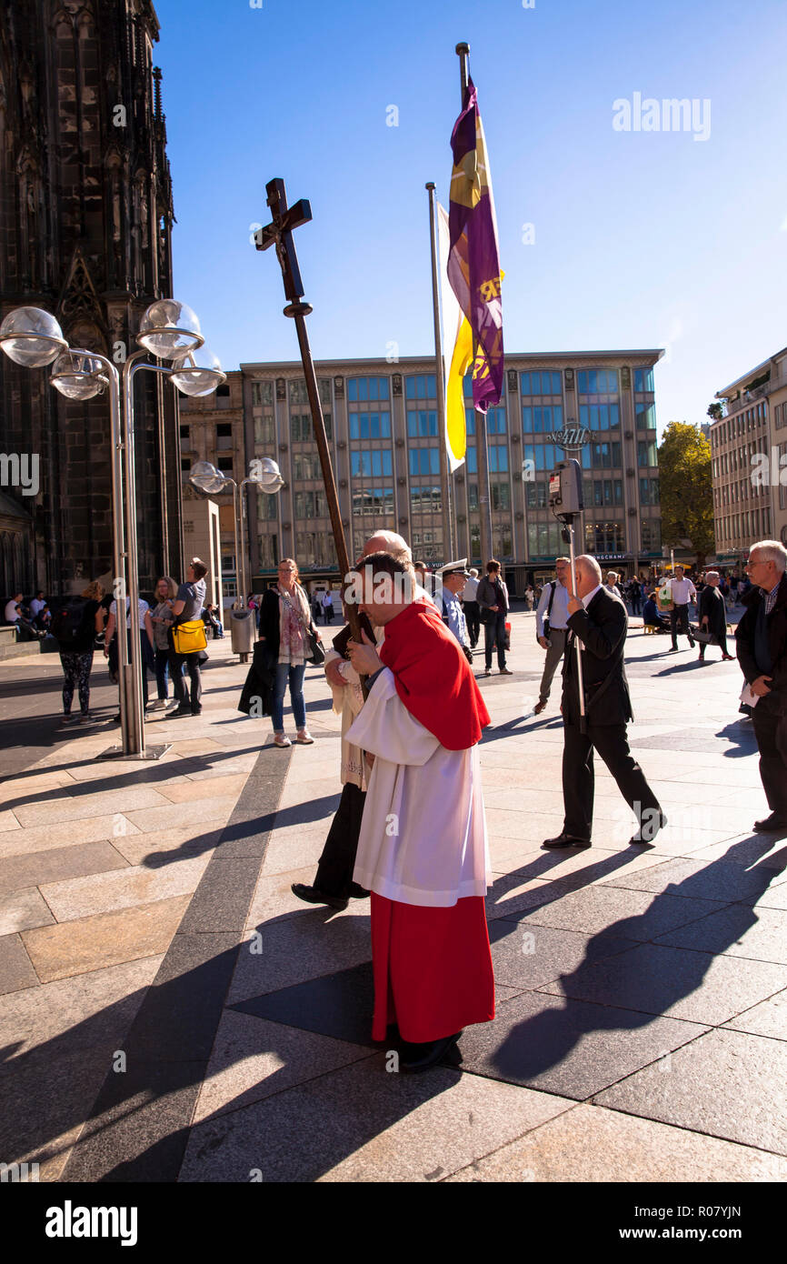 procession in front of the cathedral during the cathedral pilgrimage 2018, Cologne, Germany.  Prozession vor dem Dom waehrend der Domwallfahrt 2018, K Stock Photo