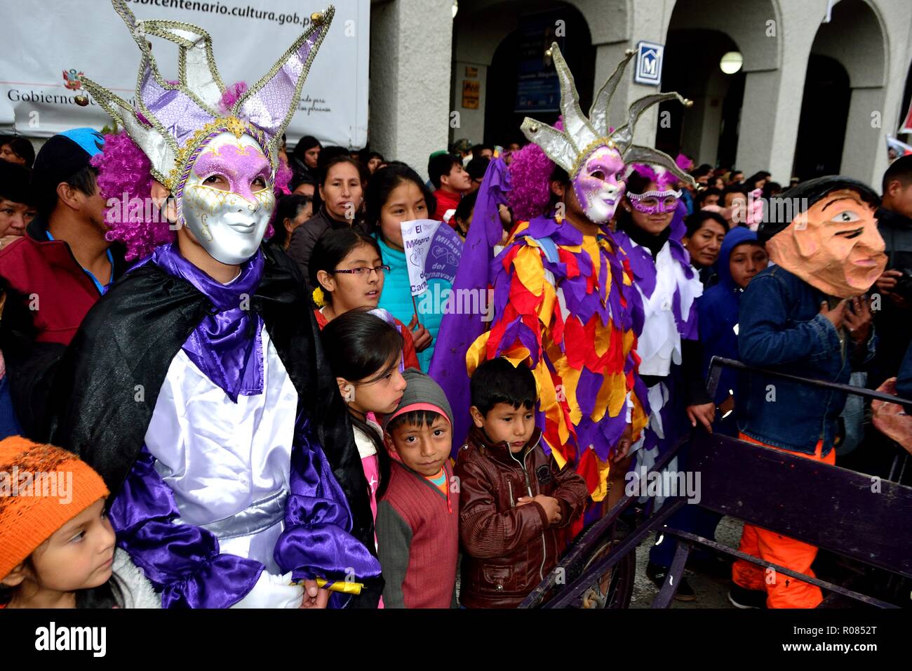 Fille unique dans le déguisement carnaval vénitien Photo Stock - Alamy