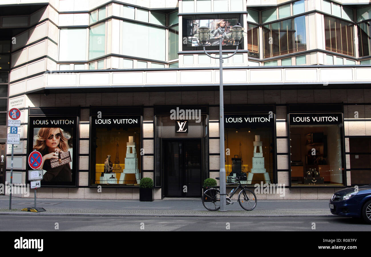 Writing on house facade, fashion shop Louis Vuitton, Dorotheen Quartier,  DOQU, architect Behnisch, Stuttgart, Baden-Württemberg Stock Photo - Alamy