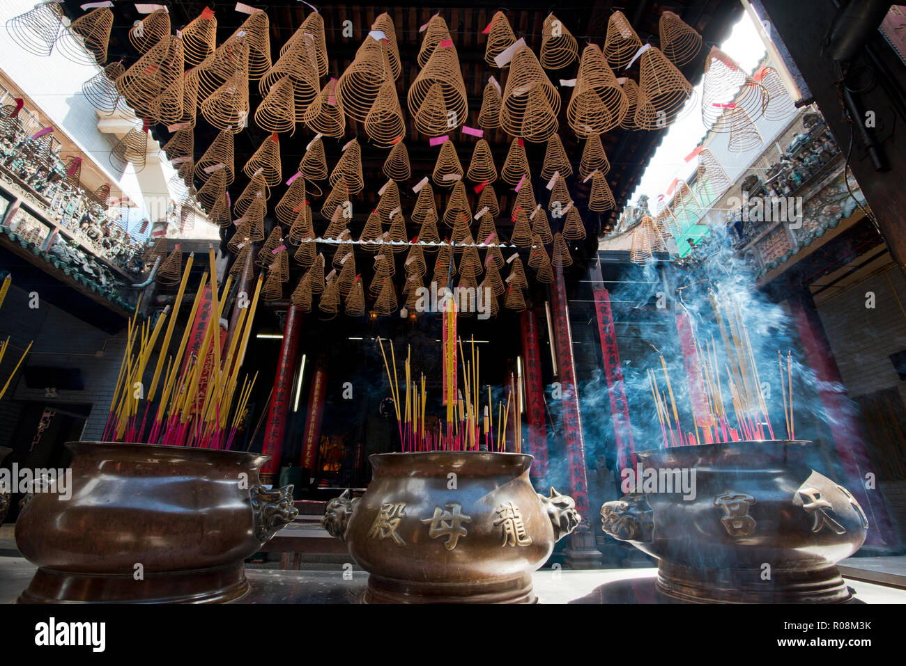 Smoke sacrifice with incense sticks and incense spirals, Thien Hau Pagode, Ho Chi Minh City, Cholon, Saigon, Vietnam Stock Photo