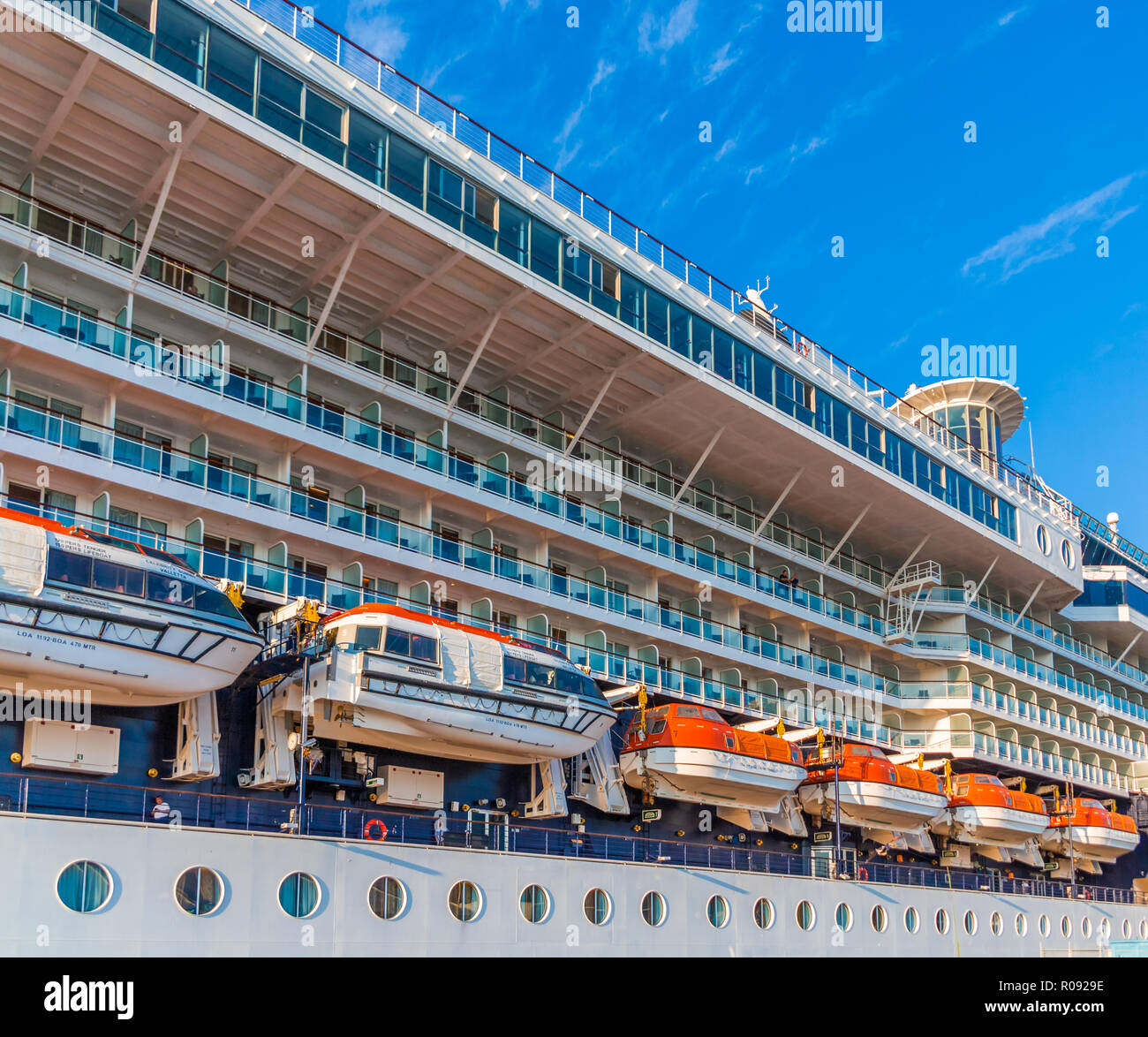 All 99+ Images how many lifeboats are on a cruise ship Excellent