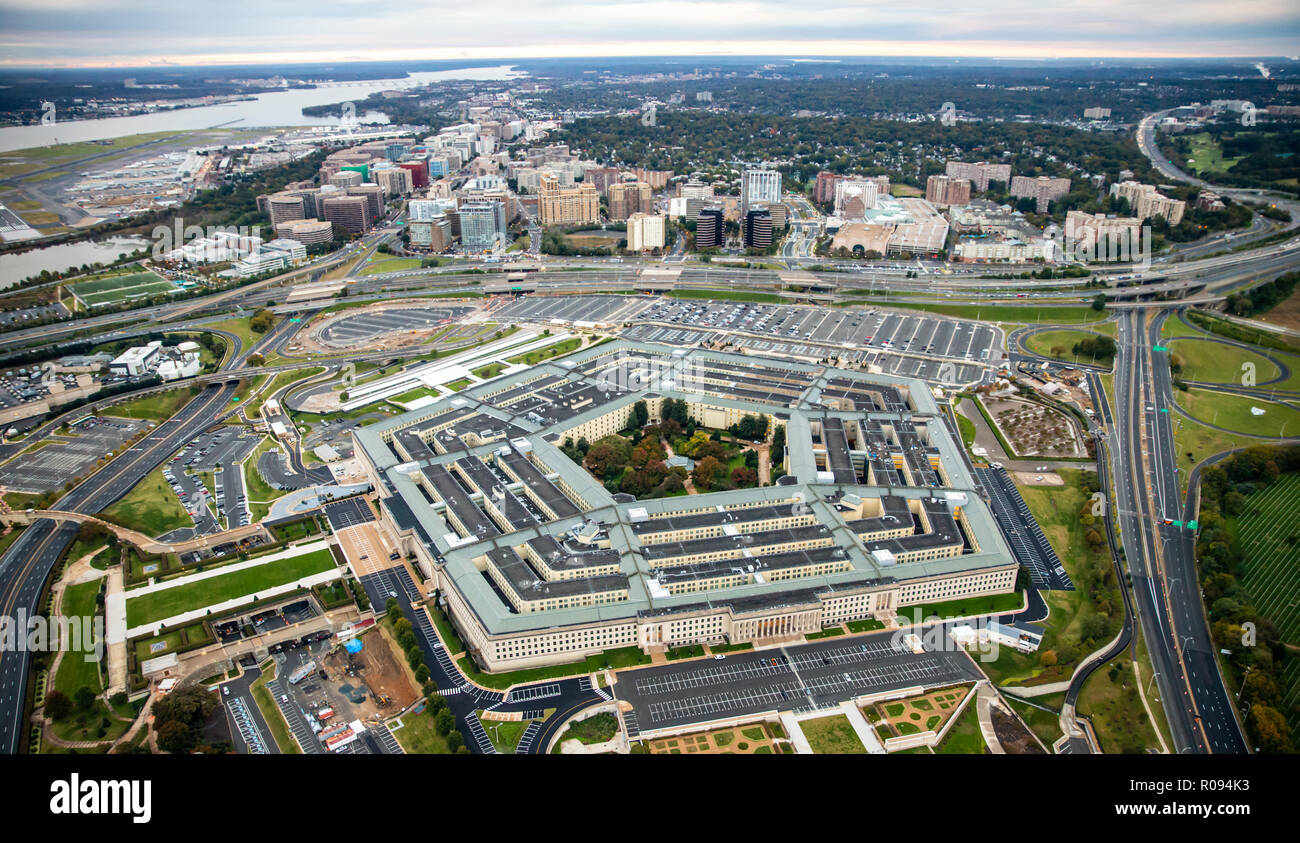 A U.S. Marine Corps MV-22 Osprey flies over Washington D.C., Oct 28, 2018. The flight provided aerial support for the 43rd Marine Corps Marathon. (U.S. Marine Corps Photo by Lance Cpl. Quinn Hurt) Stock Photo