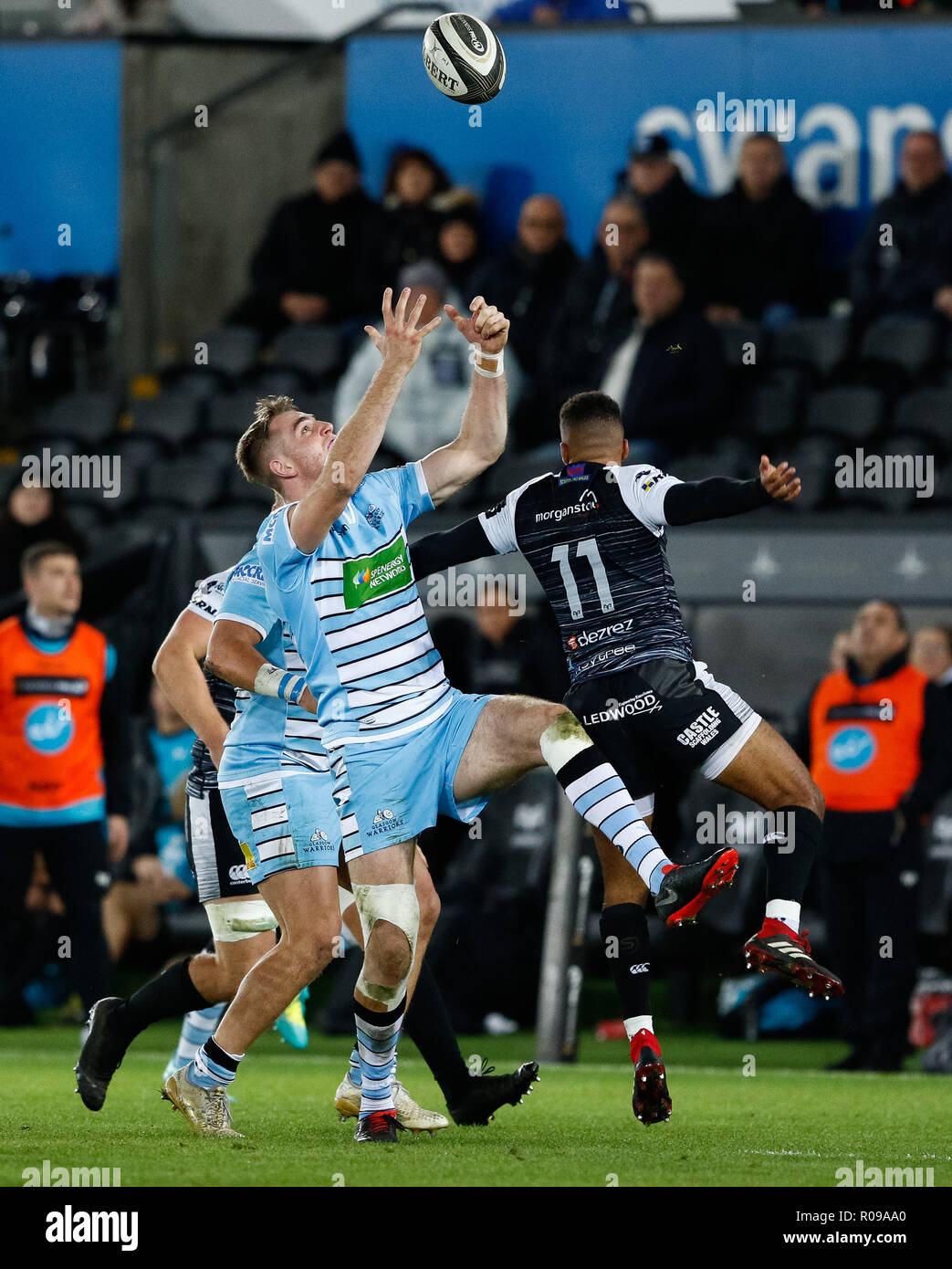 Swansea, Wales, UK. 2nd Nov 2018. Liberty Stadium , Swansea, Wales ; Guinness pro 14's Ospreys Rugby v Glasgow Warriors ;  Stafford McDowall of Glasgow Warriors goes for the high bal    Credit: News Images /Alamy Live News  Stock Photo