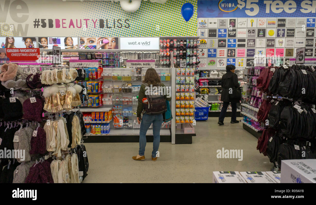 Five below store hi-res stock photography and images - Alamy