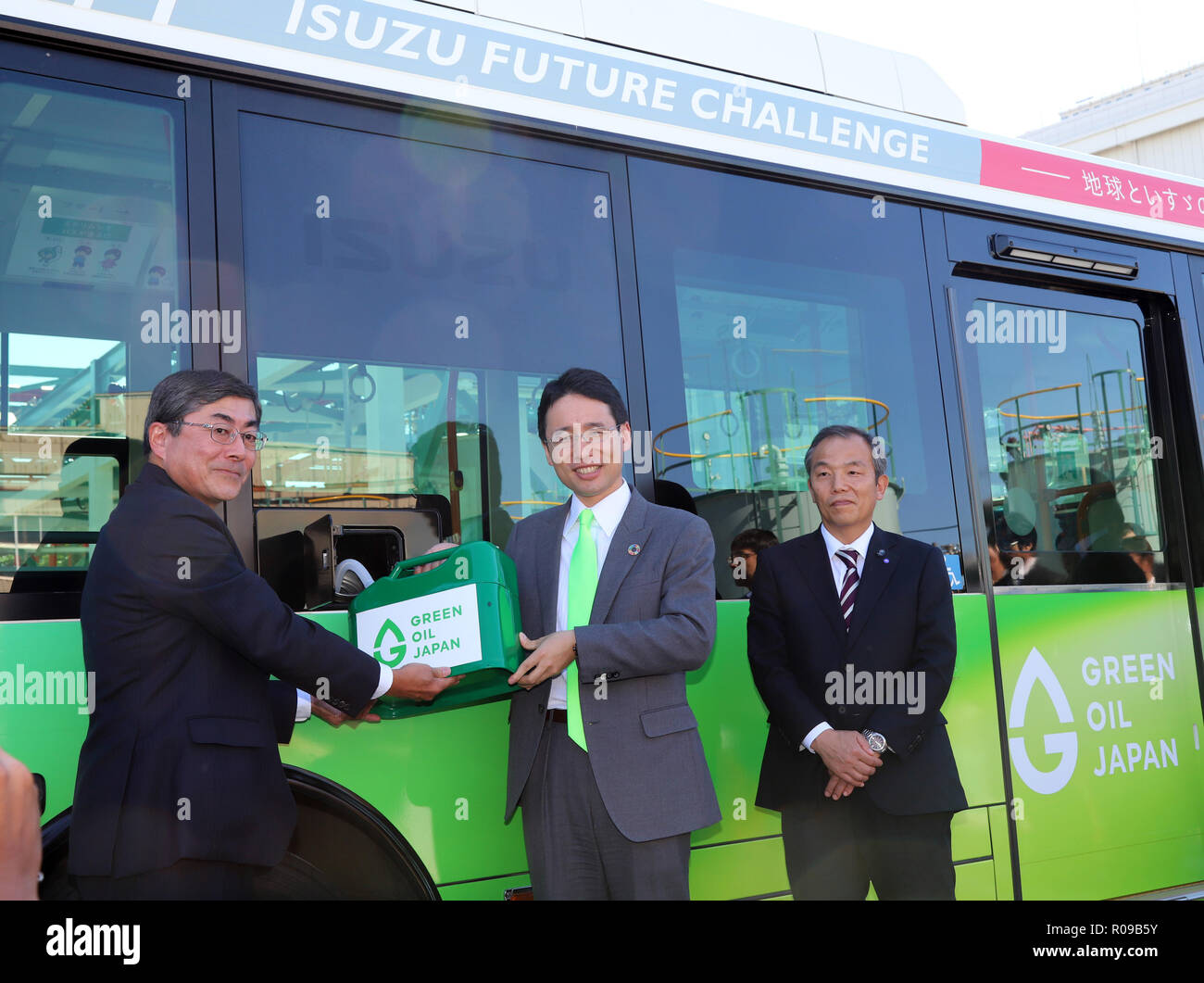 Yokohama Japan 2nd Nov 18 Japan S Bio Venture Euglena President Mitsuru Izumo C And Isuzu Motors Executive Toshio Ichimasa L Refuel Bio Diesel Oil To Isuzu S Bus At The Completion Ceremony Of