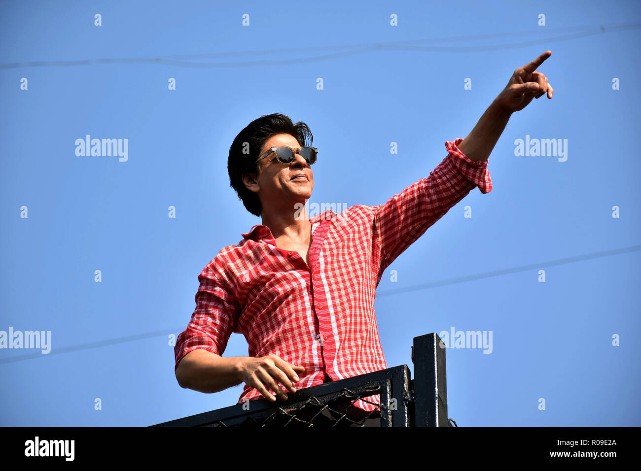 Mumbai, India. 2nd Nov, 2018. Indian actor Shahrukh Khan waves to his ...