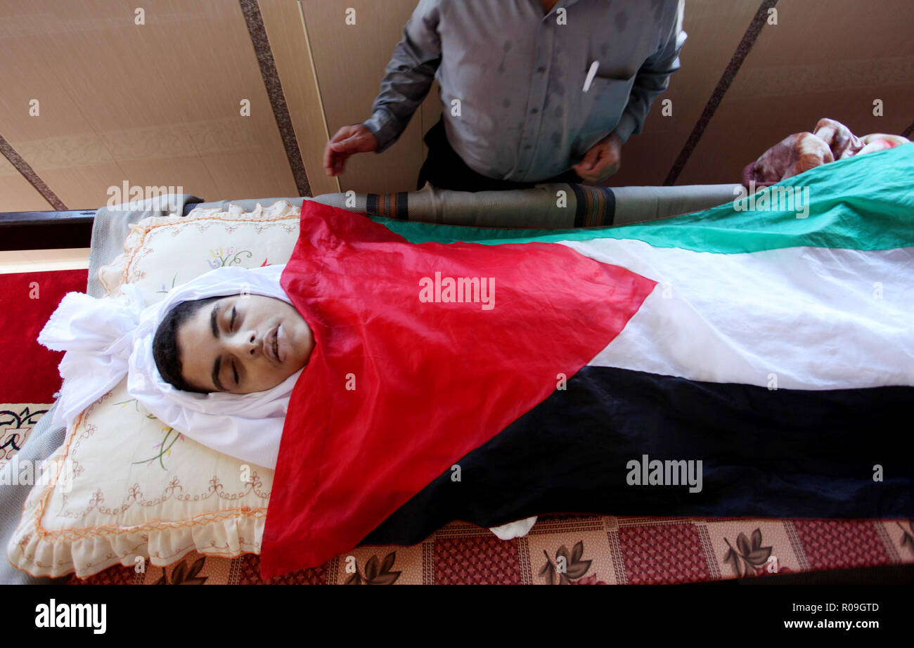 Gaza City, Gaza Strip, Palestinian Territory. 3rd Nov, 2018. Relatives ...