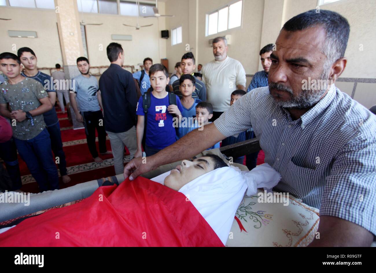 Gaza City, Gaza Strip, Palestinian Territory. 3rd Nov, 2018. Relatives ...