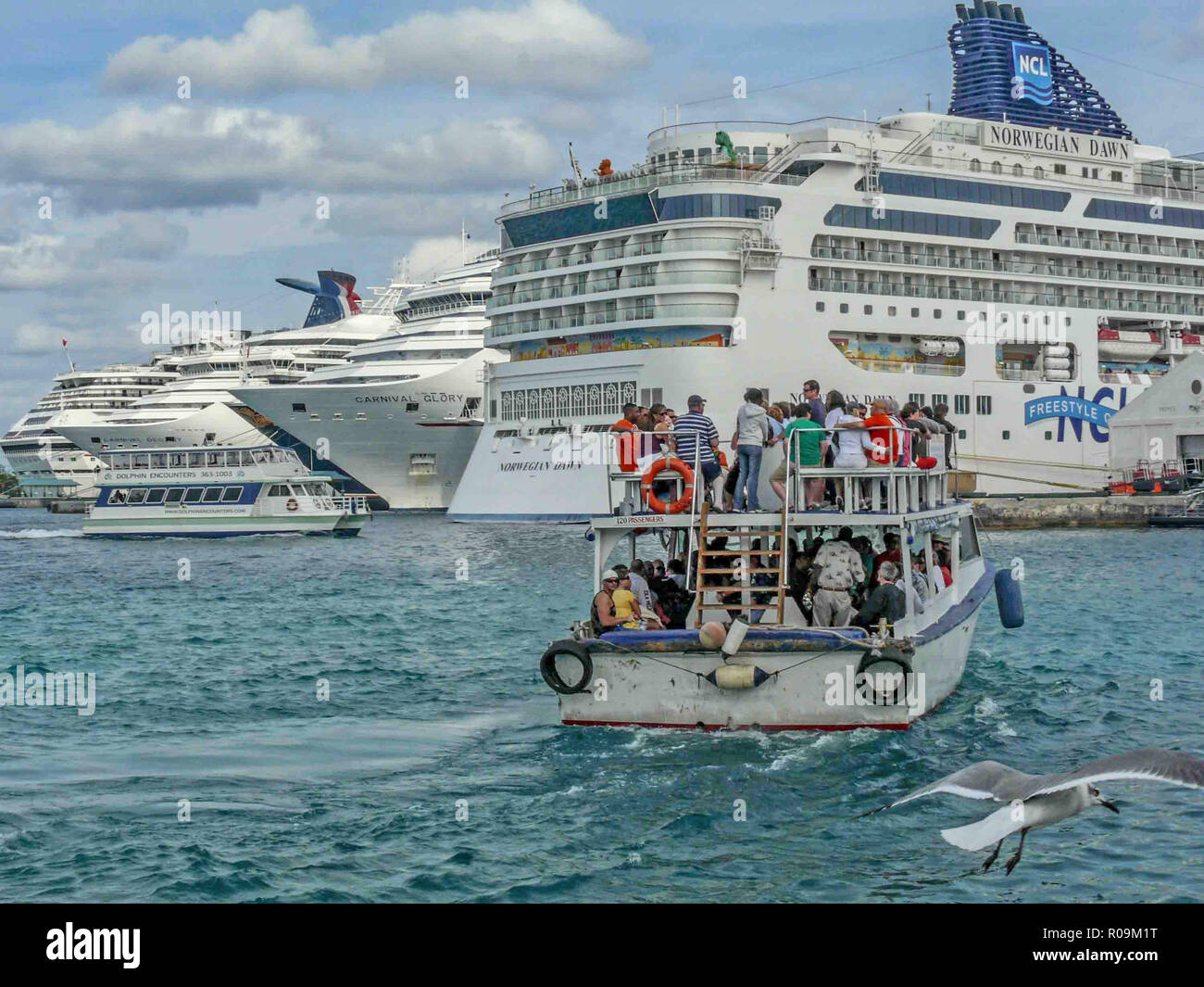 Nassau New Providence Bahamas 16th Jan 2009 A Crowded Water Taxi Brings Tourists Back To The Docks In Nassau Capital Of The Bahamas And A Popular Cruise Ship Destination Credit Arnold Drapkin Zuma Wire Alamy