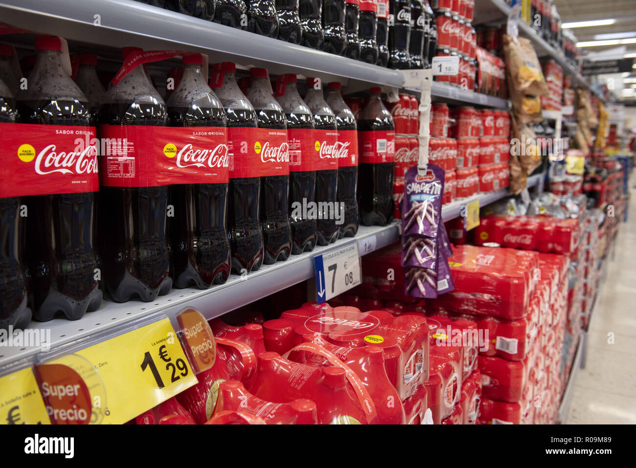 Alicante, Comunidad Valenciana, Spain. 30th Oct, 2018. Coca-Cola American soft drink are displayed for sale at the supermarket in Spain. Credit: Miguel Candela/SOPA Images/ZUMA Wire/Alamy Live News Stock Photo -