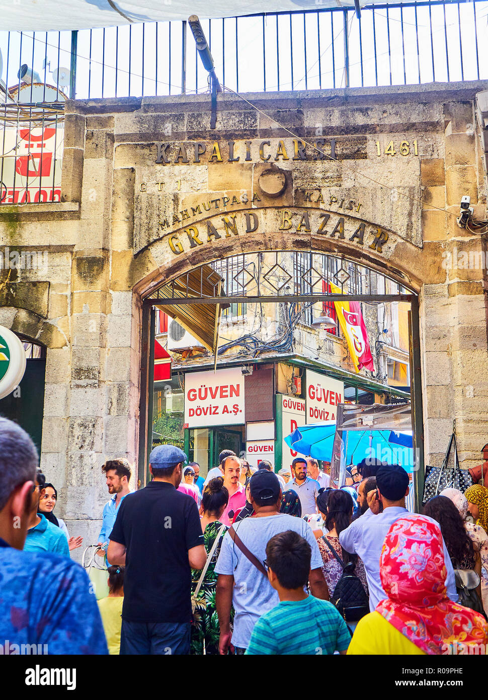 Tourists at the Mahmutpasa Kapisi gate of the Kapali Carsi, The Grand Bazaar of Istanbul, Turkey. Stock Photo