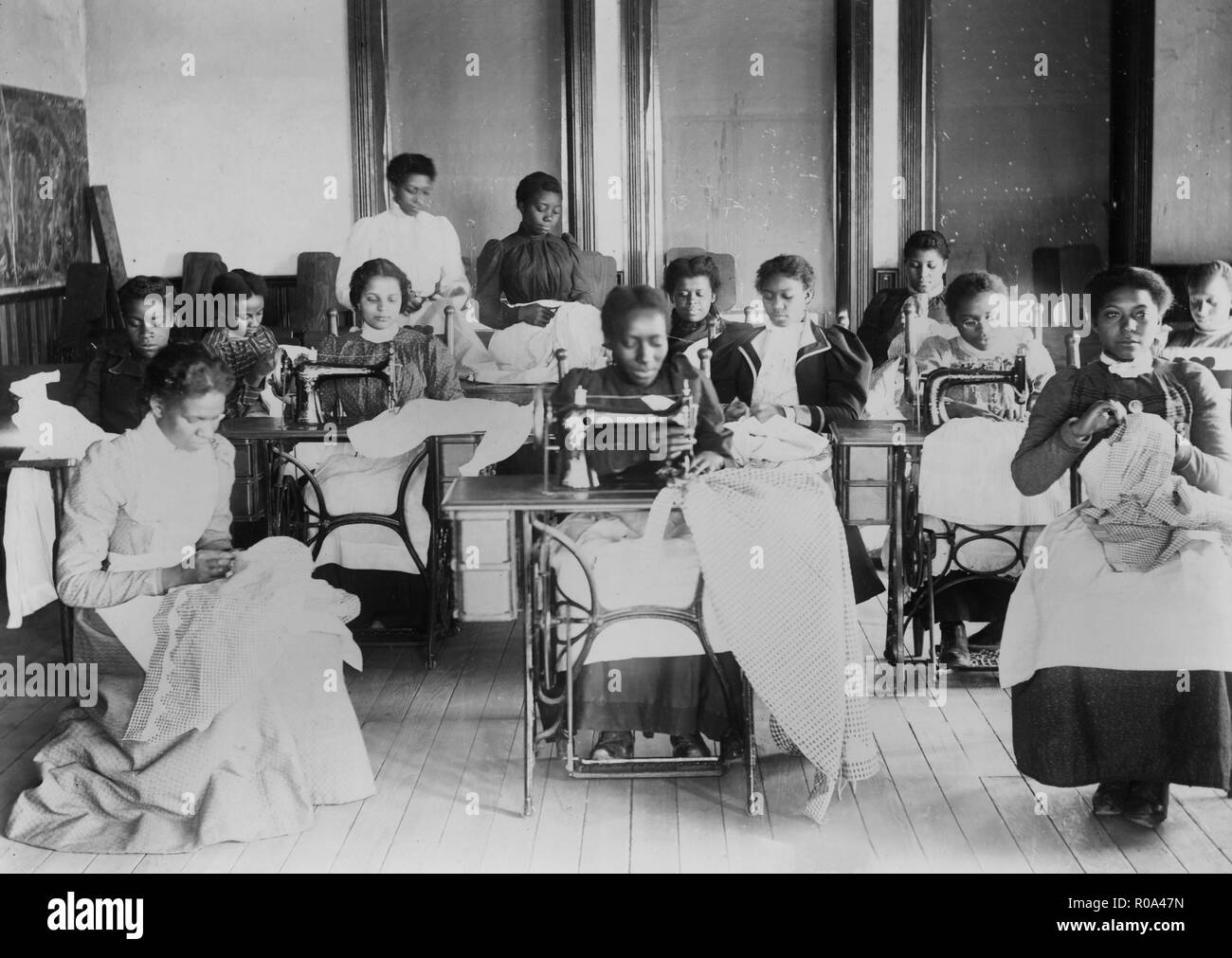 Sewing and sewing machines hires stock photography and images Alamy