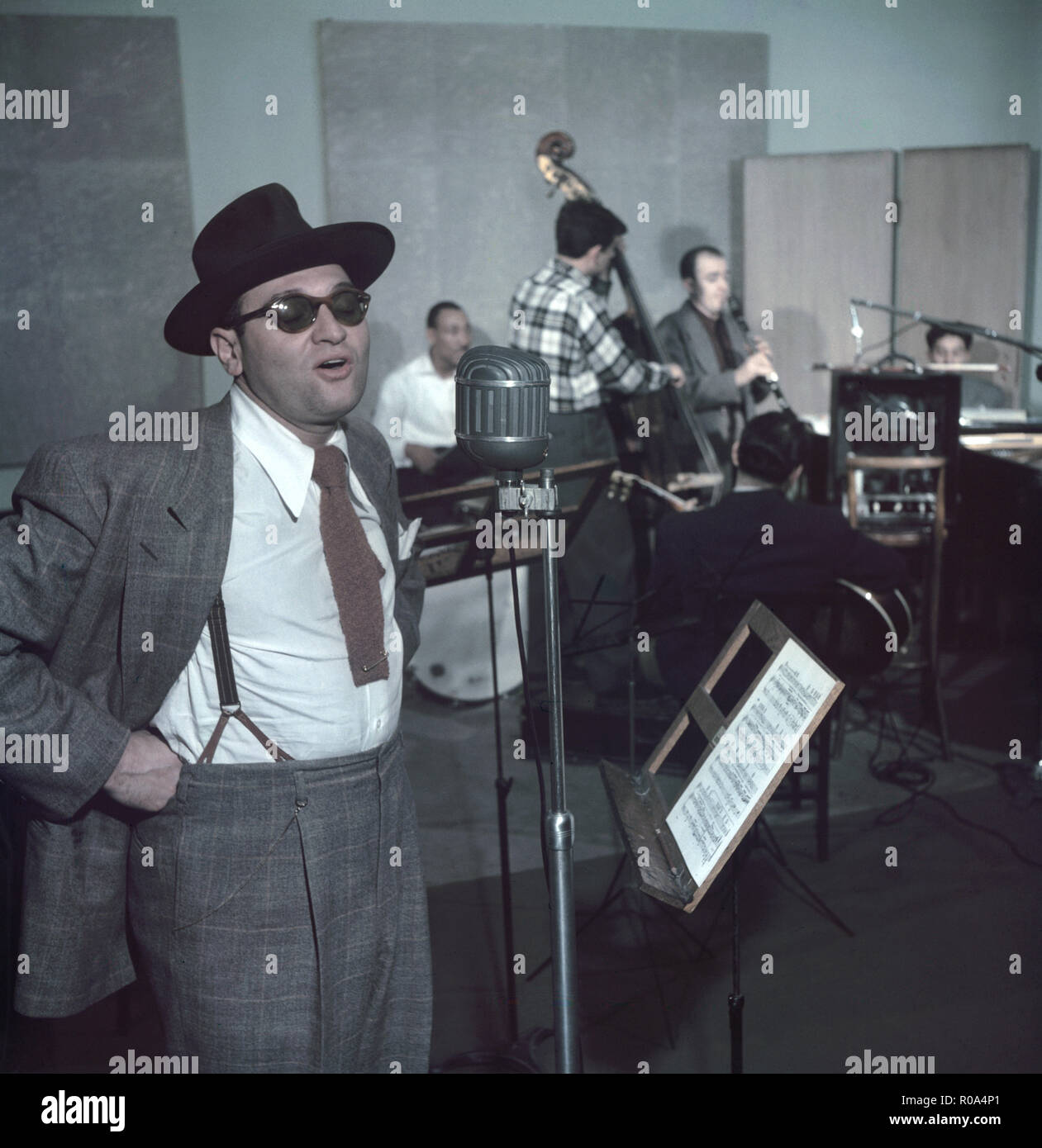 Portrait of Frankie Laine (foreground) and Jimmy Crawford (background on drums), New York City, New York, USA, William P. Gottlieb Collection, 1948 Stock Photo