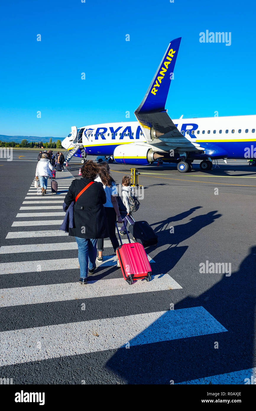 Free,parking,for,15,minutes,kiss and fly,quick,passenger,pick up,at,  Carcassonne,Airport,Aude,region,South,of,France,French,Europe,European  Stock Photo - Alamy