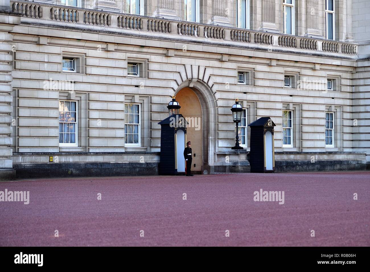 London, England, United Kingdom. A palace guard on duty at Buckingham Palace, the famous