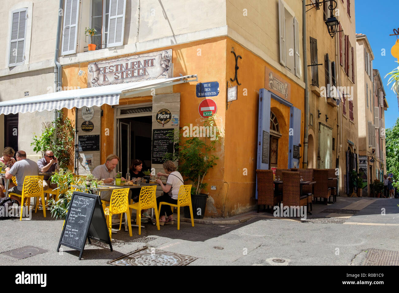Diners outside Restaurant A Strega, a street cafe in Le Panier district, Marseille, France. Stock Photo