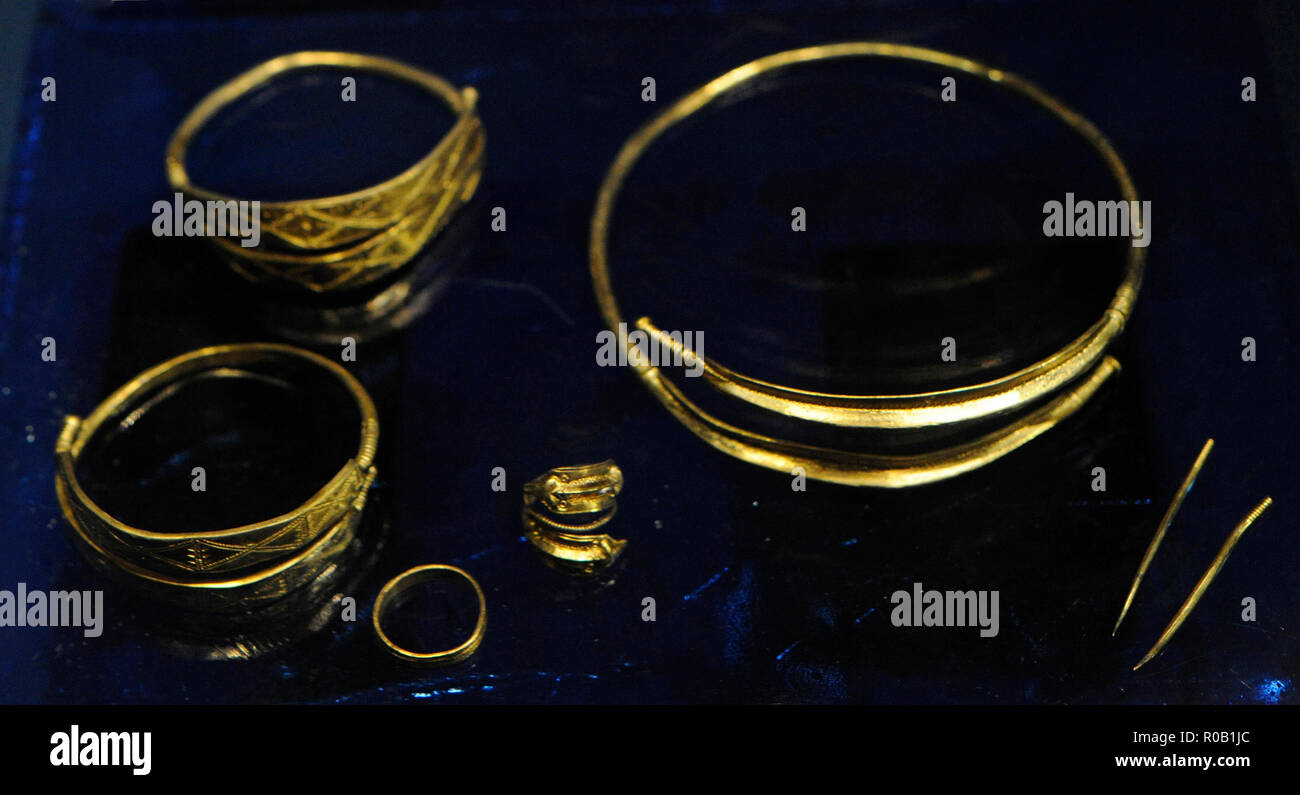Roman Iron Age (c.1-c.400 CE). Rings, bracelet and gold beads found in a tomb of Tuna, Badelunda, Vastmanland. Historic Museum. Stockholm. Sweden. Stock Photo