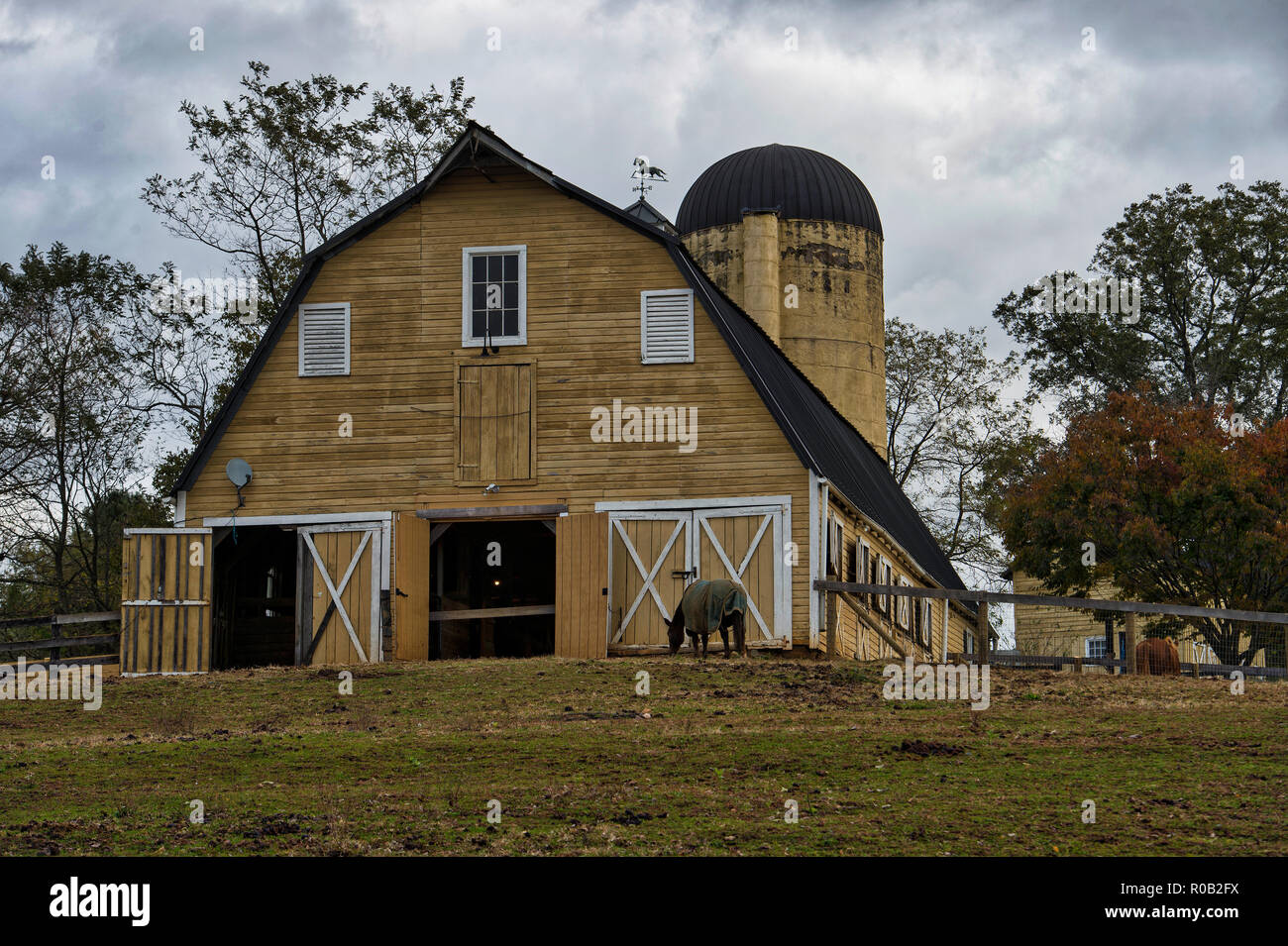 https://c8.alamy.com/comp/R0B2FX/united-states-october-29-2018-fieldstone-farm-on-old-waterford-road-between-waterford-and-leesburg-loudoun-county-retains-much-of-its-charm-and-s-R0B2FX.jpg