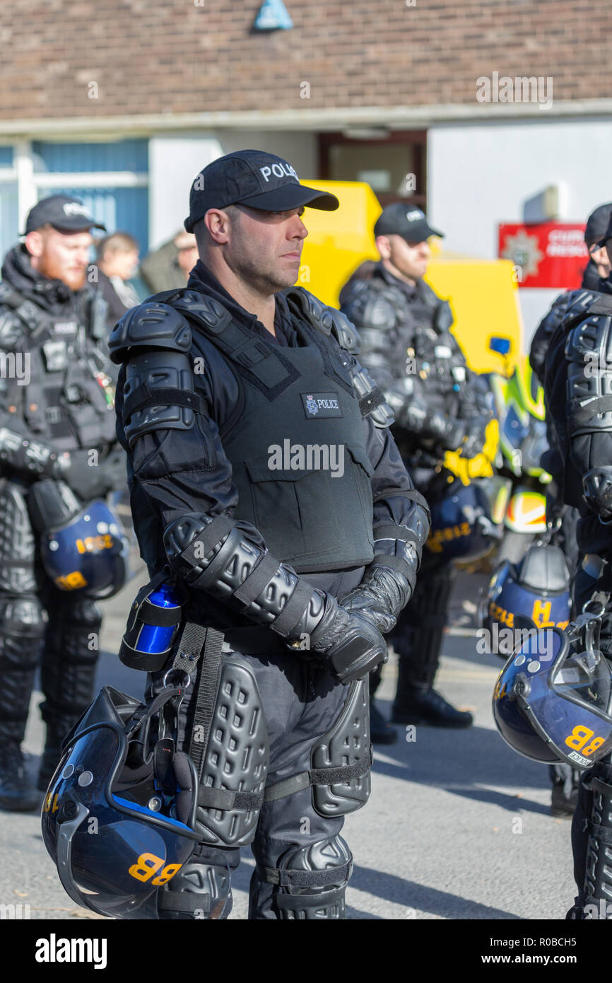 Black police woman body armour hi-res stock photography and images - Alamy