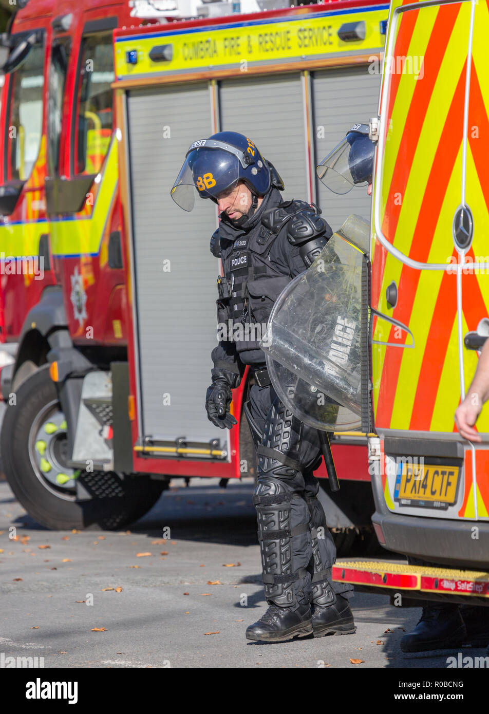 Black police woman body armour hi-res stock photography and images - Alamy