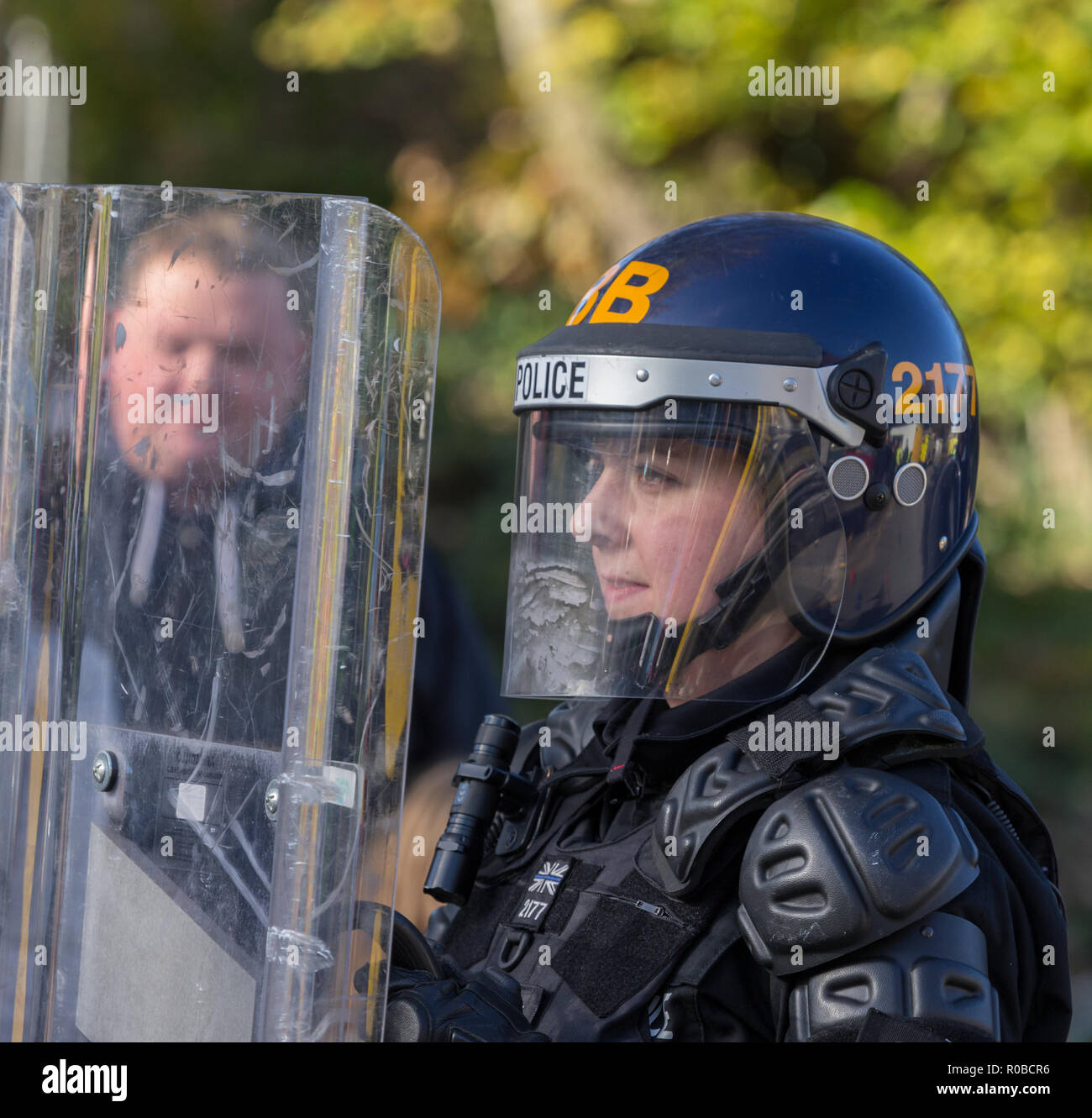 Black police woman body armour hi-res stock photography and images - Alamy