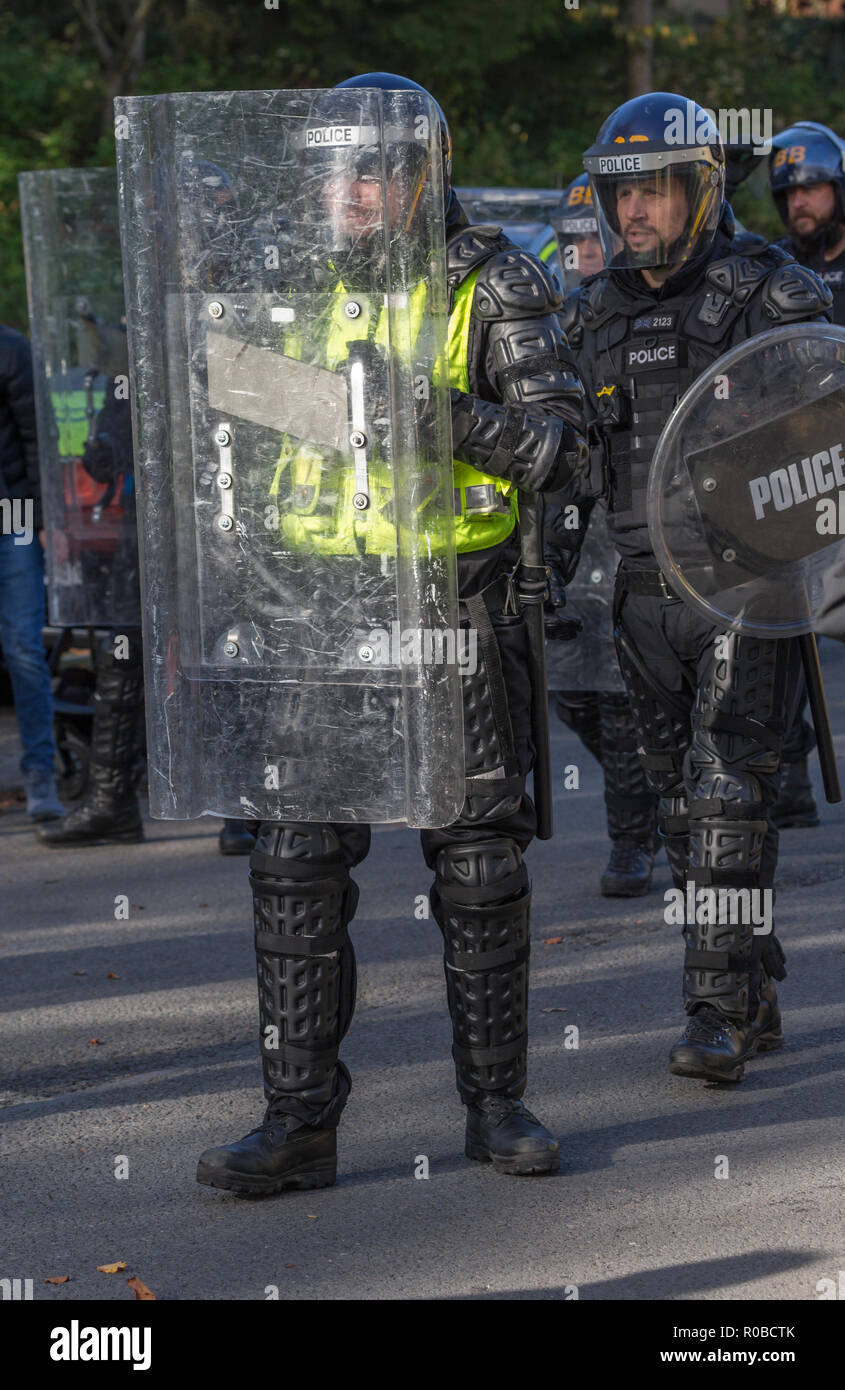 Black police woman body armour hi-res stock photography and images - Alamy