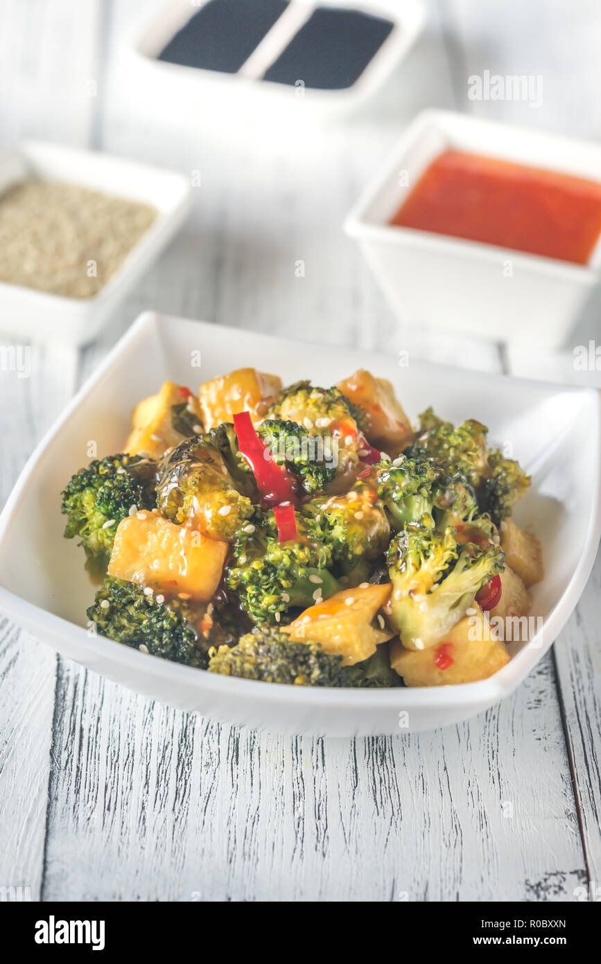 Tofu and broccoli stir-fry Stock Photo - Alamy