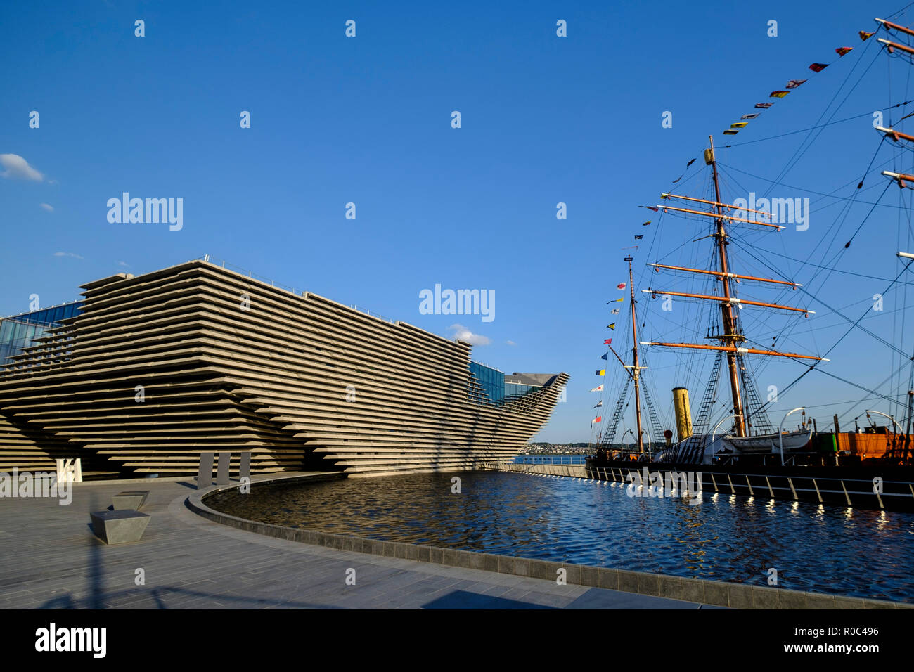 V&A Dundee Design Museum next to RRS Discovery antarctic survey ship, Scotland Stock Photo