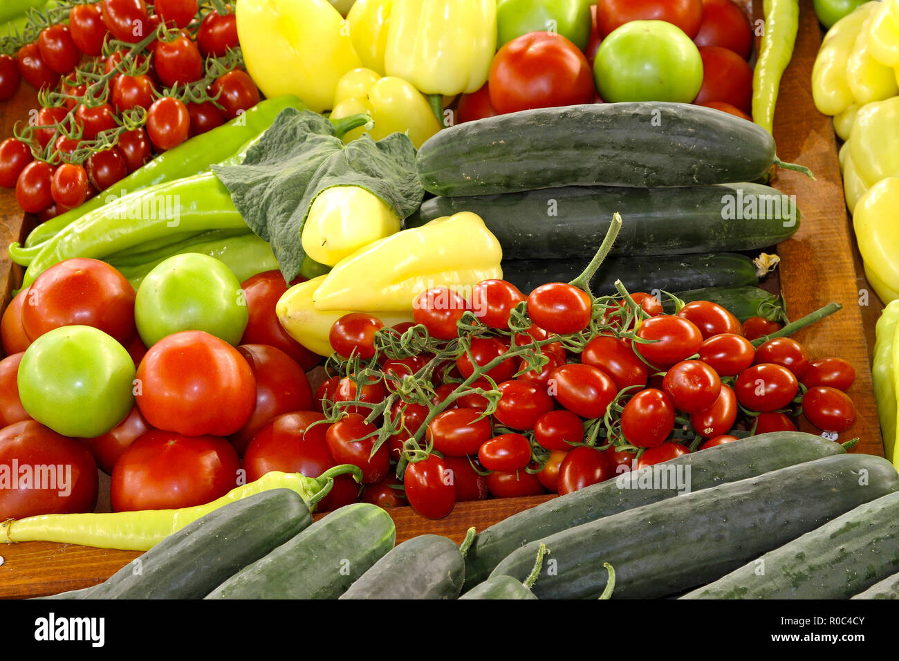 Organic vegetables at farmers market Stock Photo - Alamy