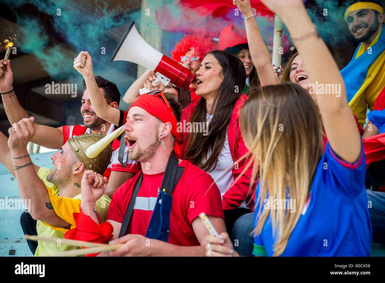 включи звук болельщиков. российские болельщики на трибунах. спортивные болельщики. футбольный фанатизм. футбольный стадион с болельщиками.