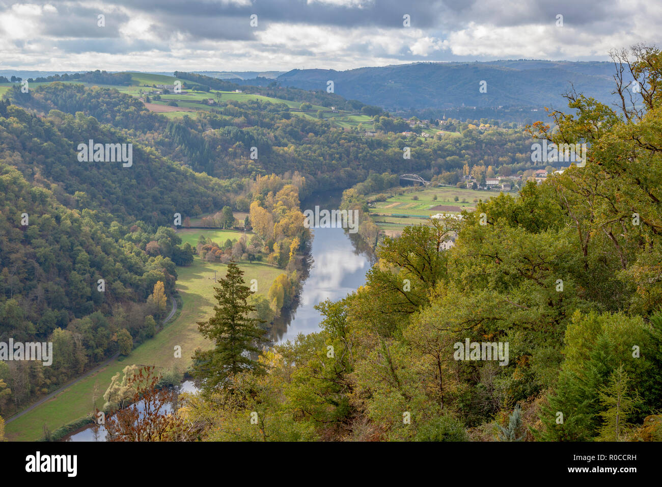 The valley of the Lot river, in Autumn (France). Near the 'Port d'Agrès', the Lot -  tributary of the Garonne river - flows peacefully towards West. Stock Photo