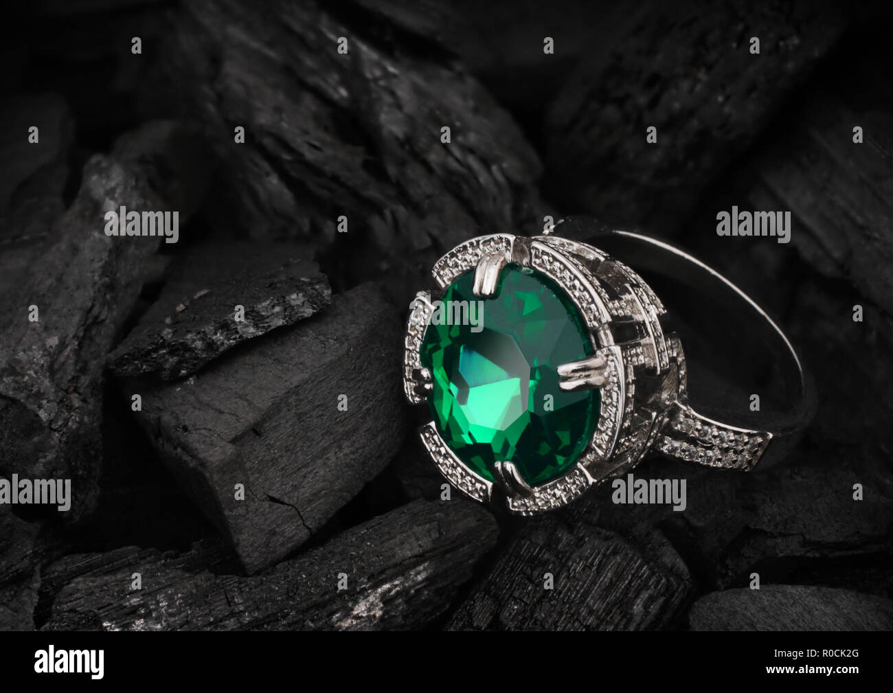 Emerald gold jewellery hi-res stock photography and images - Alamy