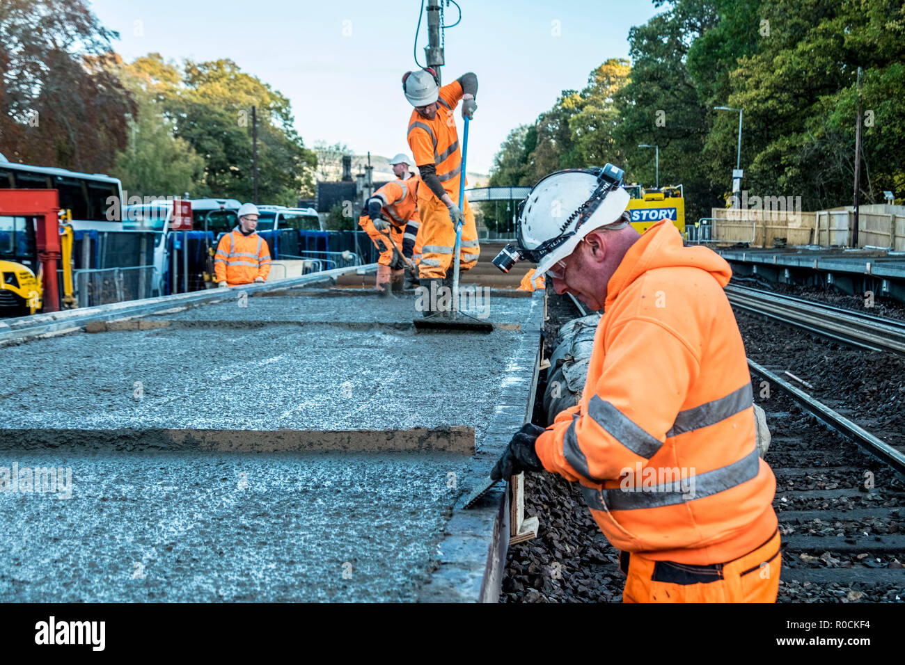 Rail Worker Station Platform Stock Photos & Rail Worker Station Platform Stock Images Alamy