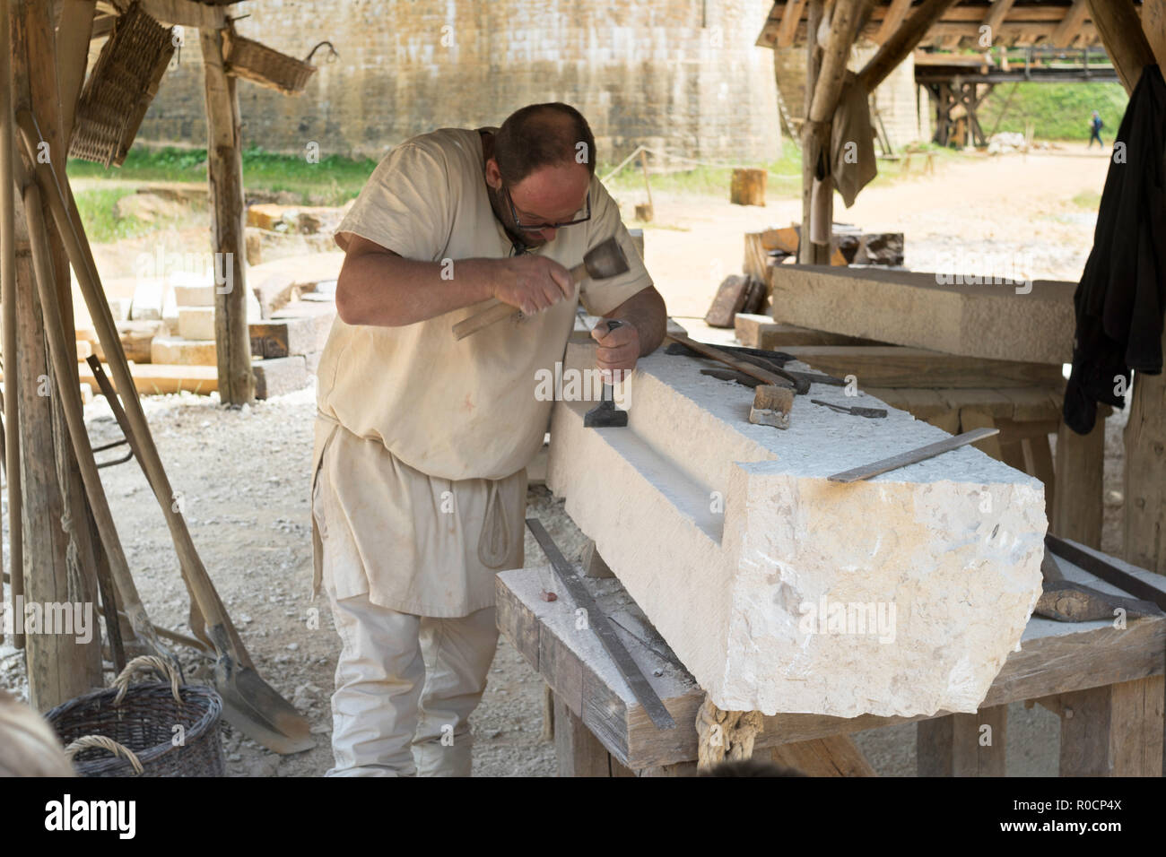 Stonemason at work at Guédelon Castle, near Treigny, Yonne , Burgundy, France, Europe Stock Photo