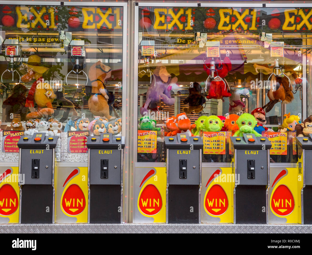 Claw machine arcade hires stock photography and images Alamy