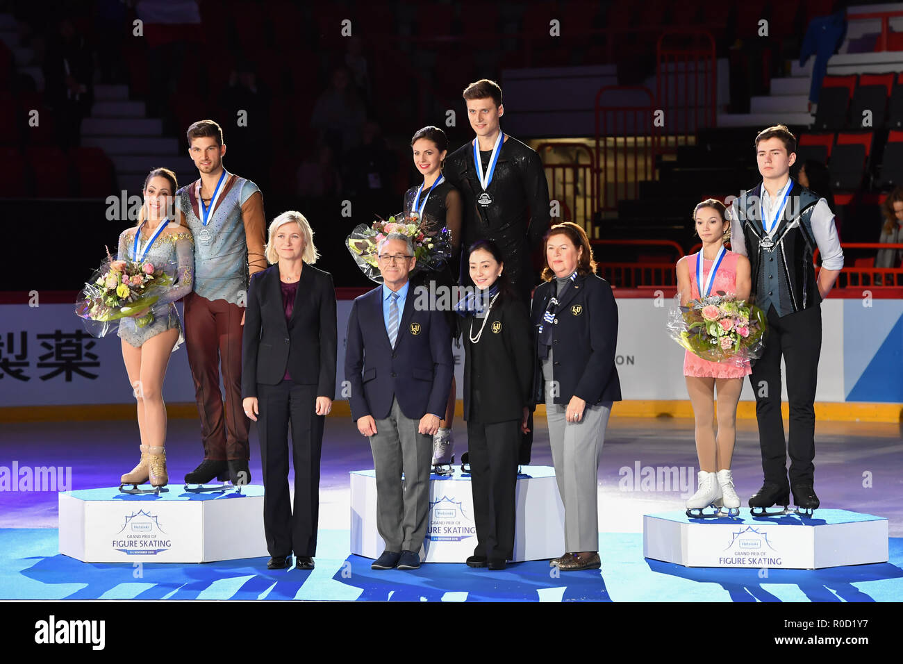 Helsinki, Finland. 3rd November, 2018. Natalia Zabiiako / Alexander Enbert (RUS), Daria Pavliuchenko / Denis Khodykin (RUS) and Nicole Della Monica / Matteo Guarise  (ITA) with officials during Victory Ceremonies - Ice Dance, Ladies and Pairs of the ISU GP of Figure Skating Helsinki 2018 at Helsinki Ice Hall (Helsingin Jaahalli) on Saturday, 03 November 2018. HELSINKI .  (Editorial use only, license required for commercial use. No use in betting, games or a single club/league/player publications.) Credit: Taka Wu/Alamy Live News Stock Photo