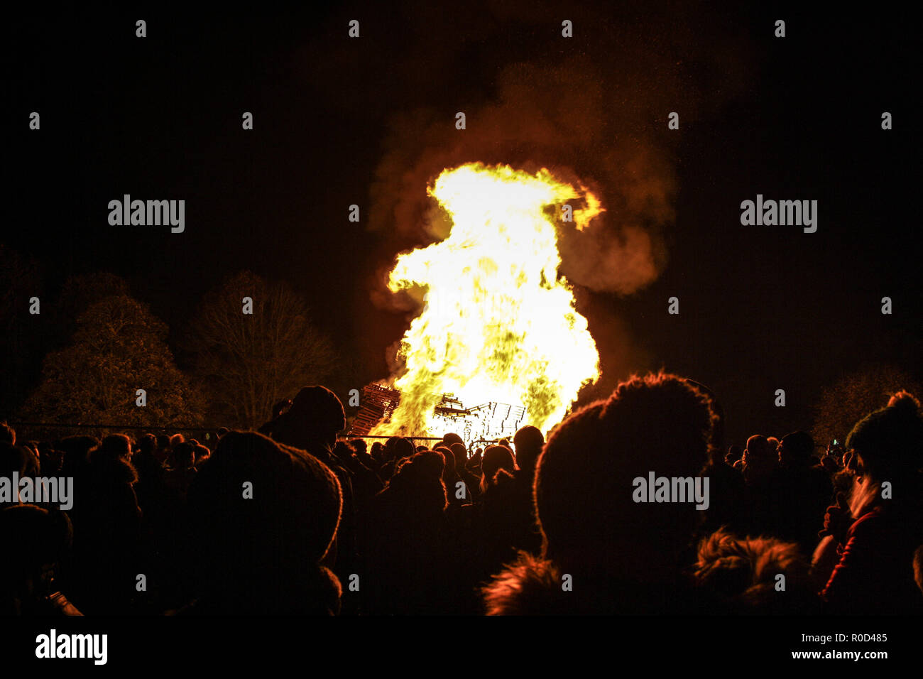 Dudley, West Midlands, UK. 3rd November, 2018. The Bonfire night and fireworks show at the Himley Hall and Park. Dudley, West Midlands - Birmingham area. Guy Fawkes night. 3 November 2018. Gunpowder Plot remembrance day. People enjoy the event. Credit: Tempera Photography Studio/Alamy Live News Stock Photo