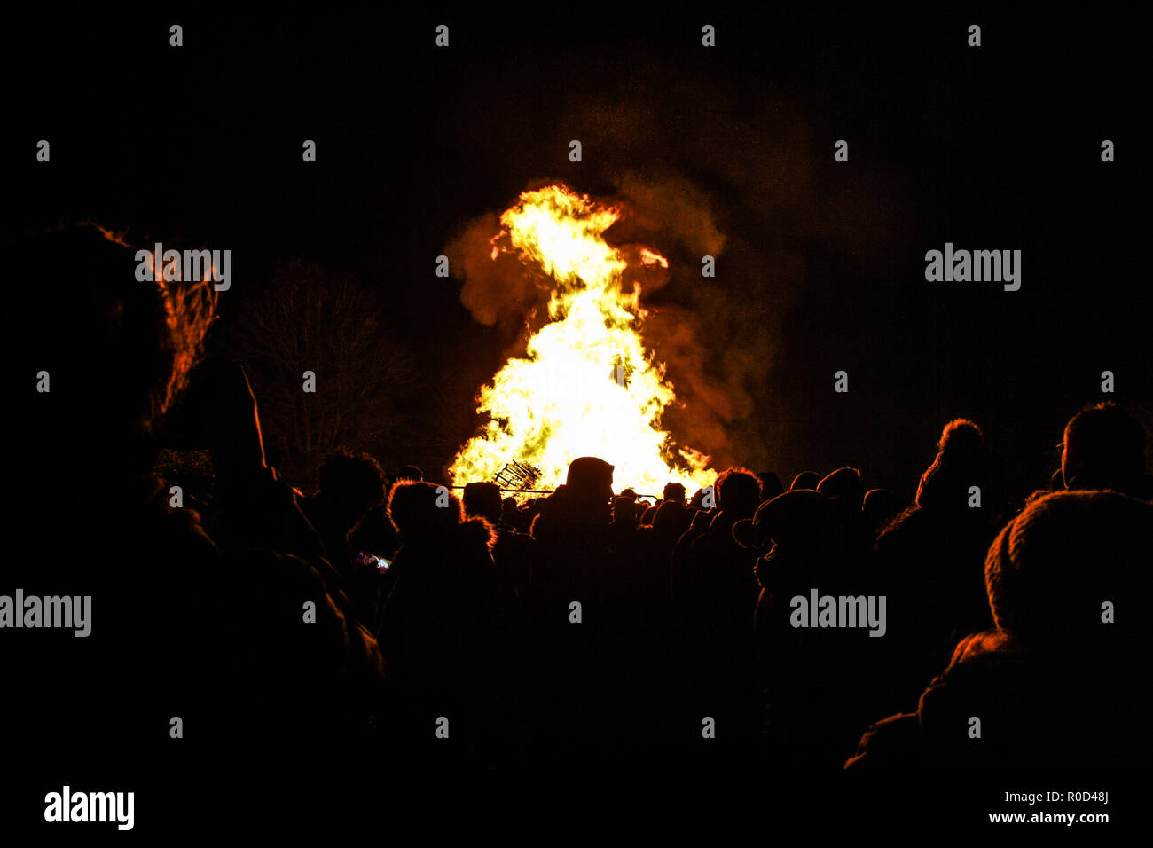 Dudley, West Midlands, UK. 3rd November, 2018. The Bonfire night and fireworks show at the Himley Hall and Park. Dudley, West Midlands - Birmingham area. Guy Fawkes night. 3 November 2018. Gunpowder Plot remembrance day. People enjoy the event. Credit: Tempera Photography Studio/Alamy Live News Stock Photo