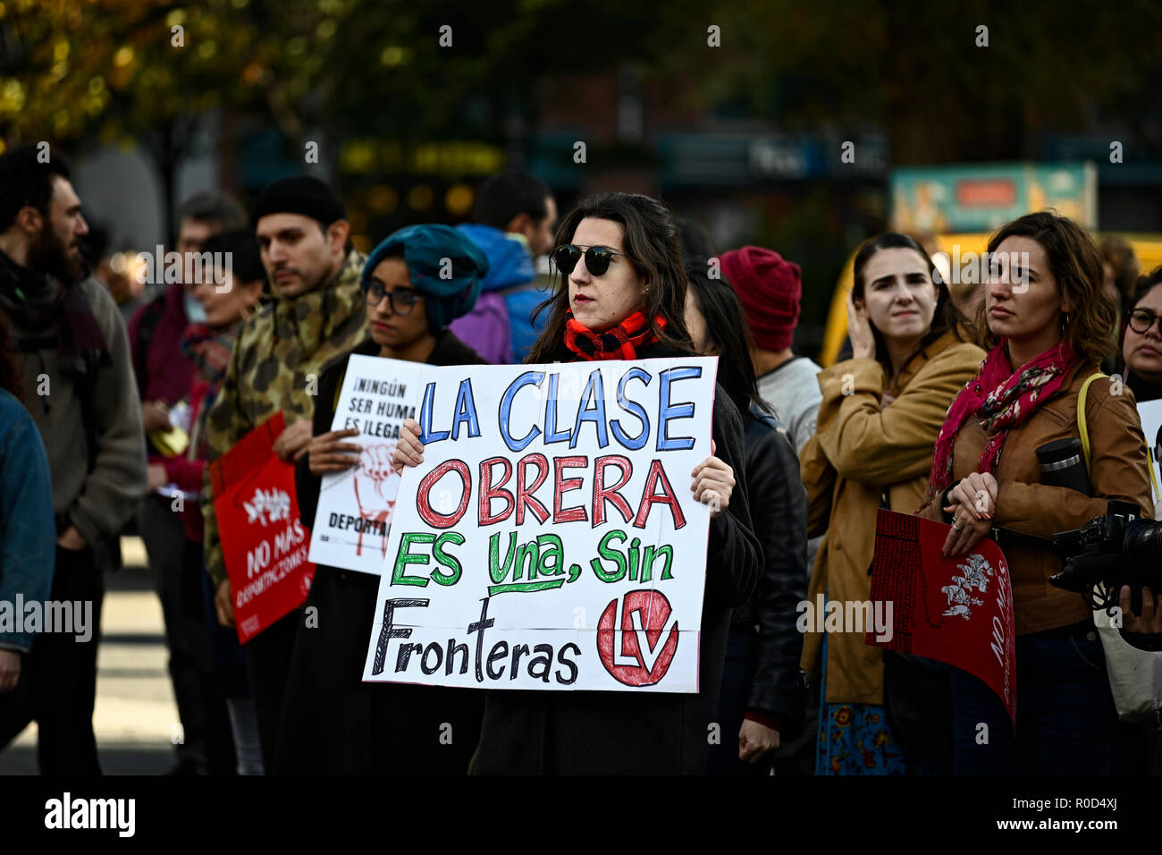 New York, U.S. 03 November 2018.  A woman holds a sign in Spanish reading 'The working class is one, without borders' as demonstrators protesting against Trump administration immigration policies rallied at Union Square.  The event, three days before the U.S. mid-term elections, was sponsored by several groups including NYC Democratic Socialists of America and the International Socialist Organization. Credit: Joseph Reid/Alamy Live News Stock Photo