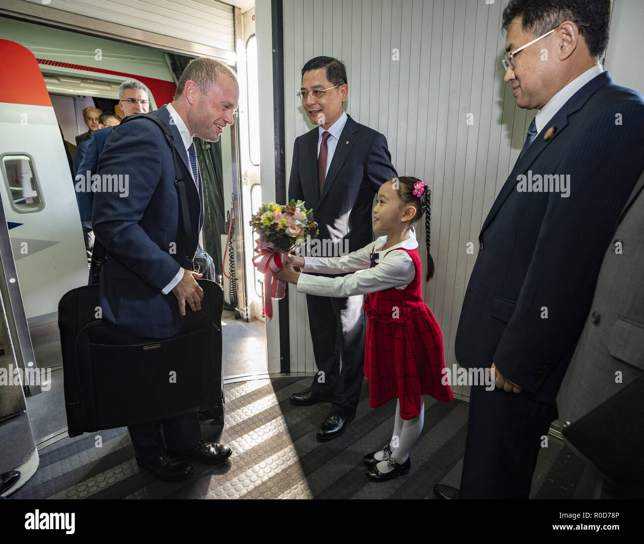 Shanghai, China. 4th Nov, 2018. Maltese Prime Minister Joseph Muscat arrives at the airport to attend the China International Import Expo (CIIE) in Shanghai, east China, Nov. 4, 2018. Credit: Cai Yang/Xinhua/Alamy Live News Stock Photo