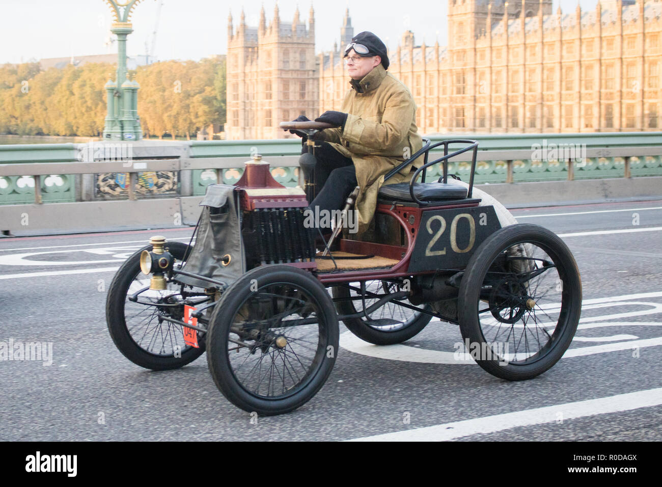 London Uk 4th November 2018 Participants In Pre 1905 Four Wheeled Cars And Antique Automobiles Cross Westminster Bridge As They Take Part In The Bonhams London To Brighton 60 Mile Journey In