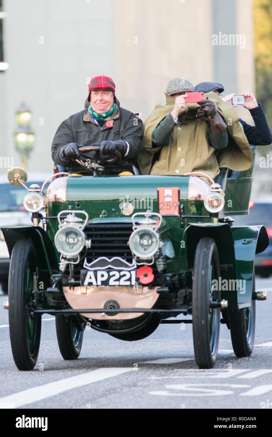 London Uk 4th November 2018 Participants In Pre 1905 Four Wheeled Cars And Antique Automobiles Cross Westminster Bridge As They Take Part In The Bonhams London To Brighton 60 Mile Journey In