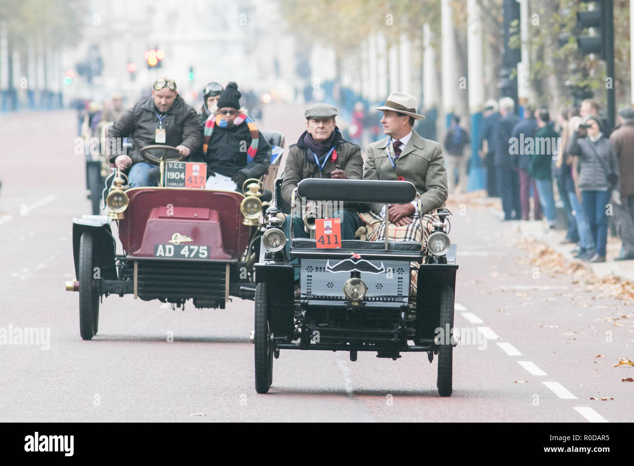 London Uk 4th November 2018 Participants In Pre 1905 Four Wheeled Cars And Antique Automobiles Drive Down The Mall As They Take Part In The Bonhams London To Brighton 60 Mile Journey